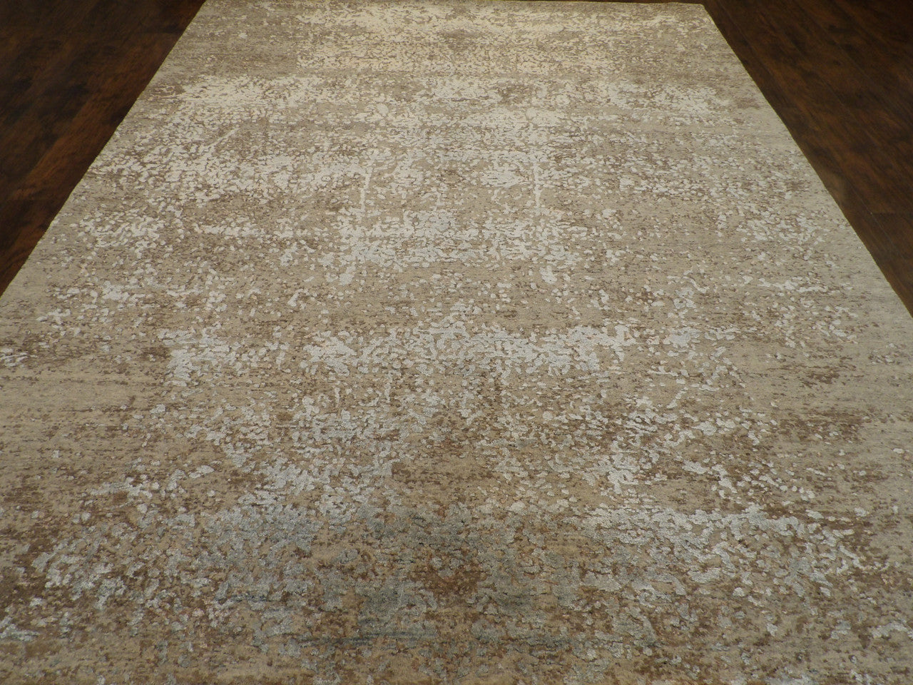 Modern Abstract Mosaic Design Carved High Low rug corner detail