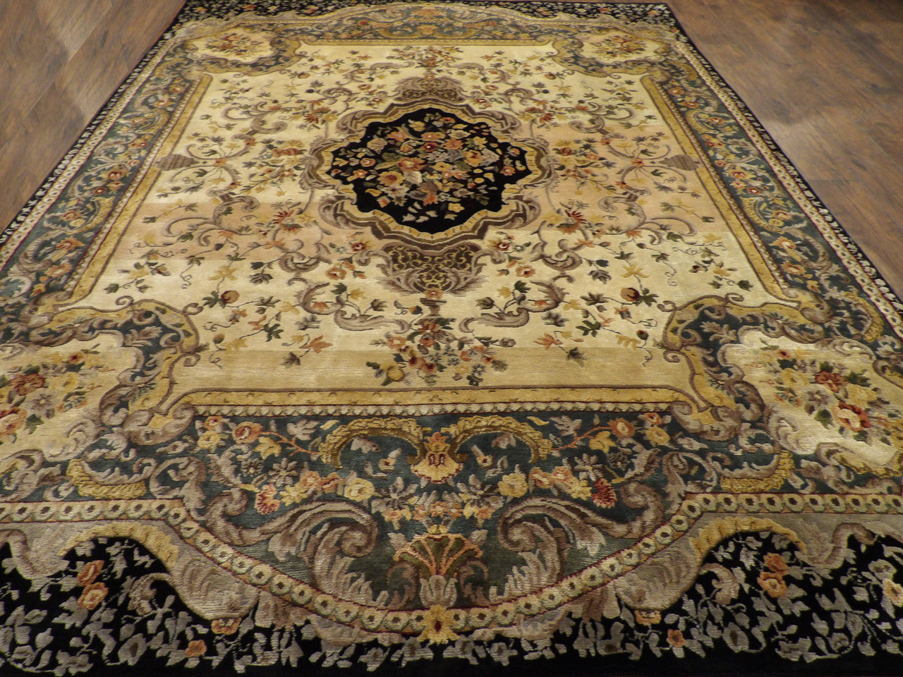 Abusson Traditional hand-knotted wool rug in Black, 8'10" x 11'10", SKU con1