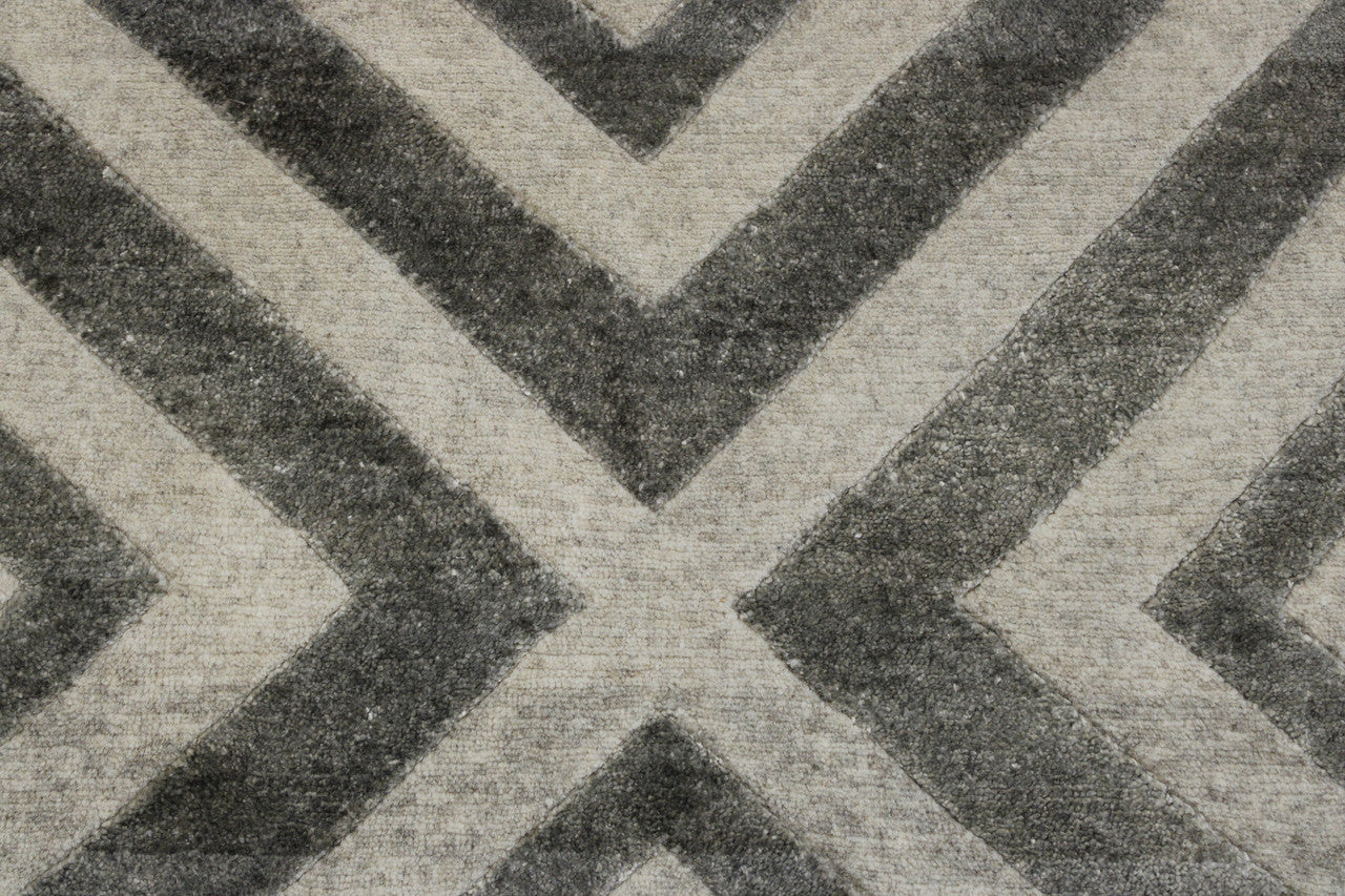 Modern Diamond Design rug border detail