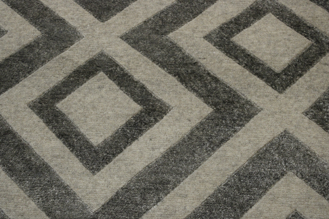 Modern Diamond Design rug border detail