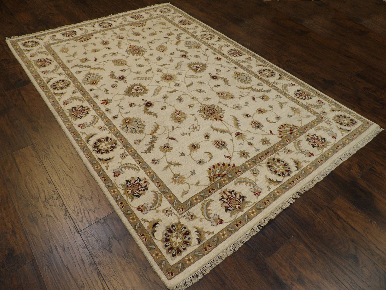 Chobie Traditional hand-knotted wool rug in Ivory, 5'7" x 7'8", SKU W739