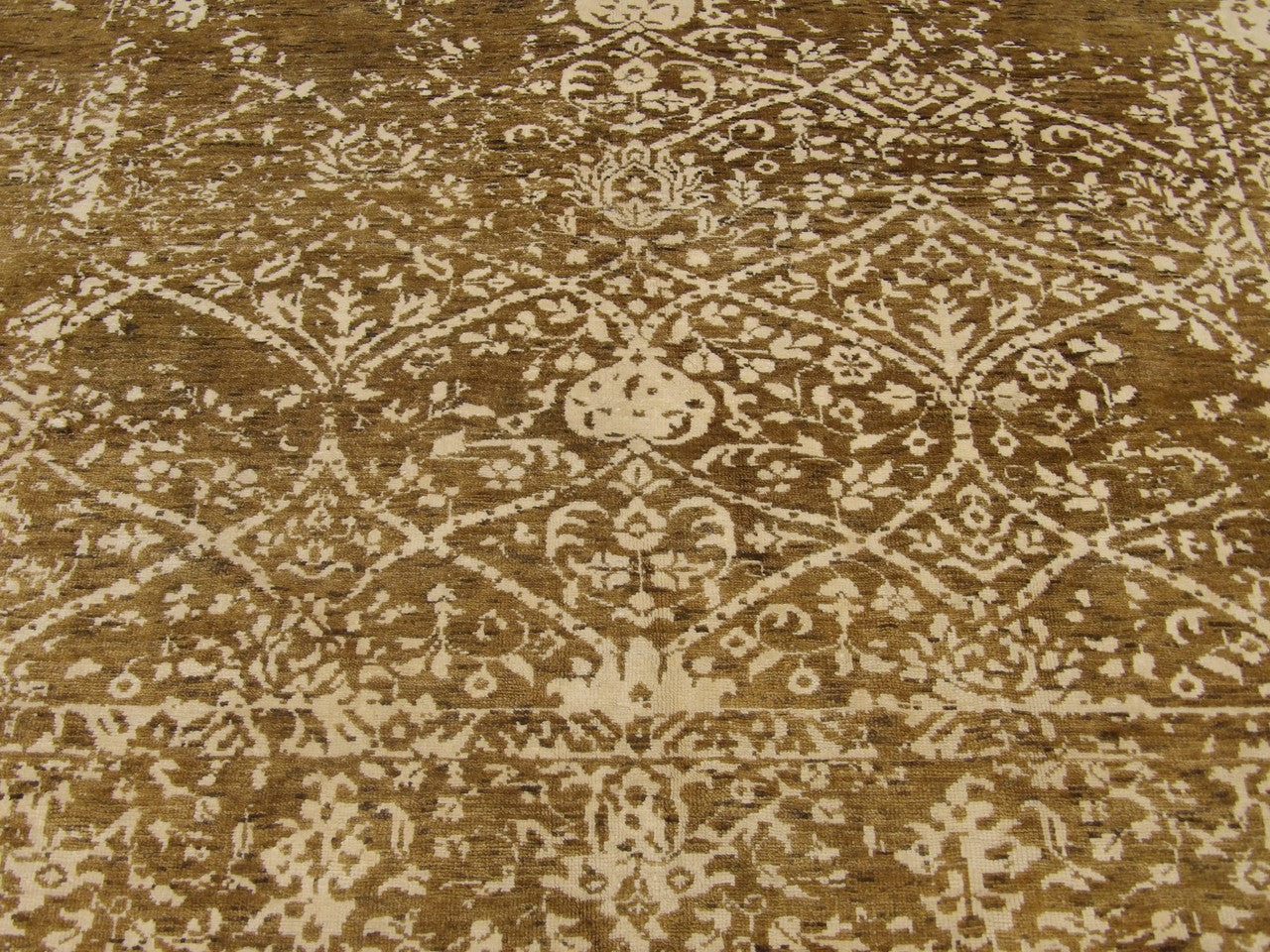 Transitional damask rug border detail, beige and ivory