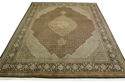 Traditional Mahi Tabriz rug corner detail