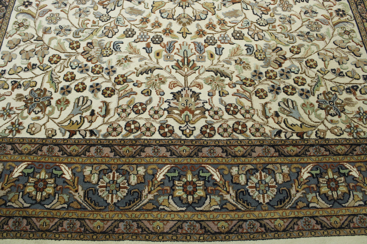 Traditional Herake Design rug border detail