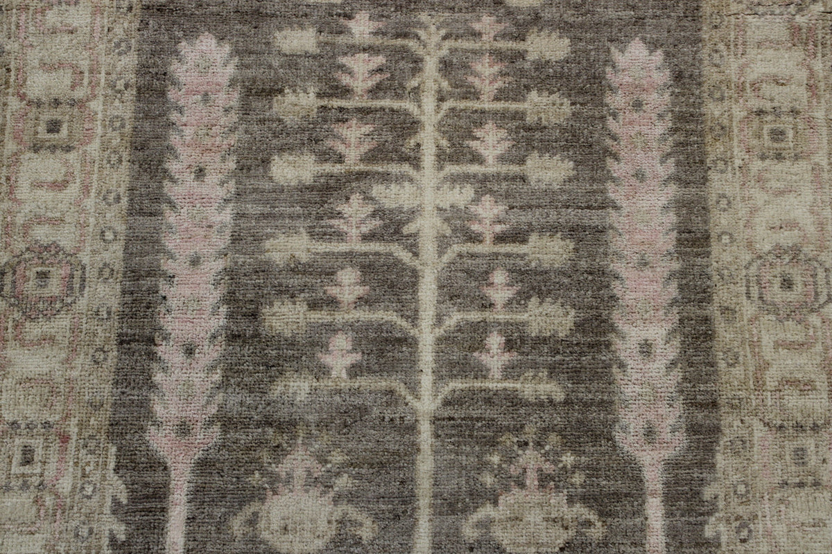 Oushak Chobi rug border detail