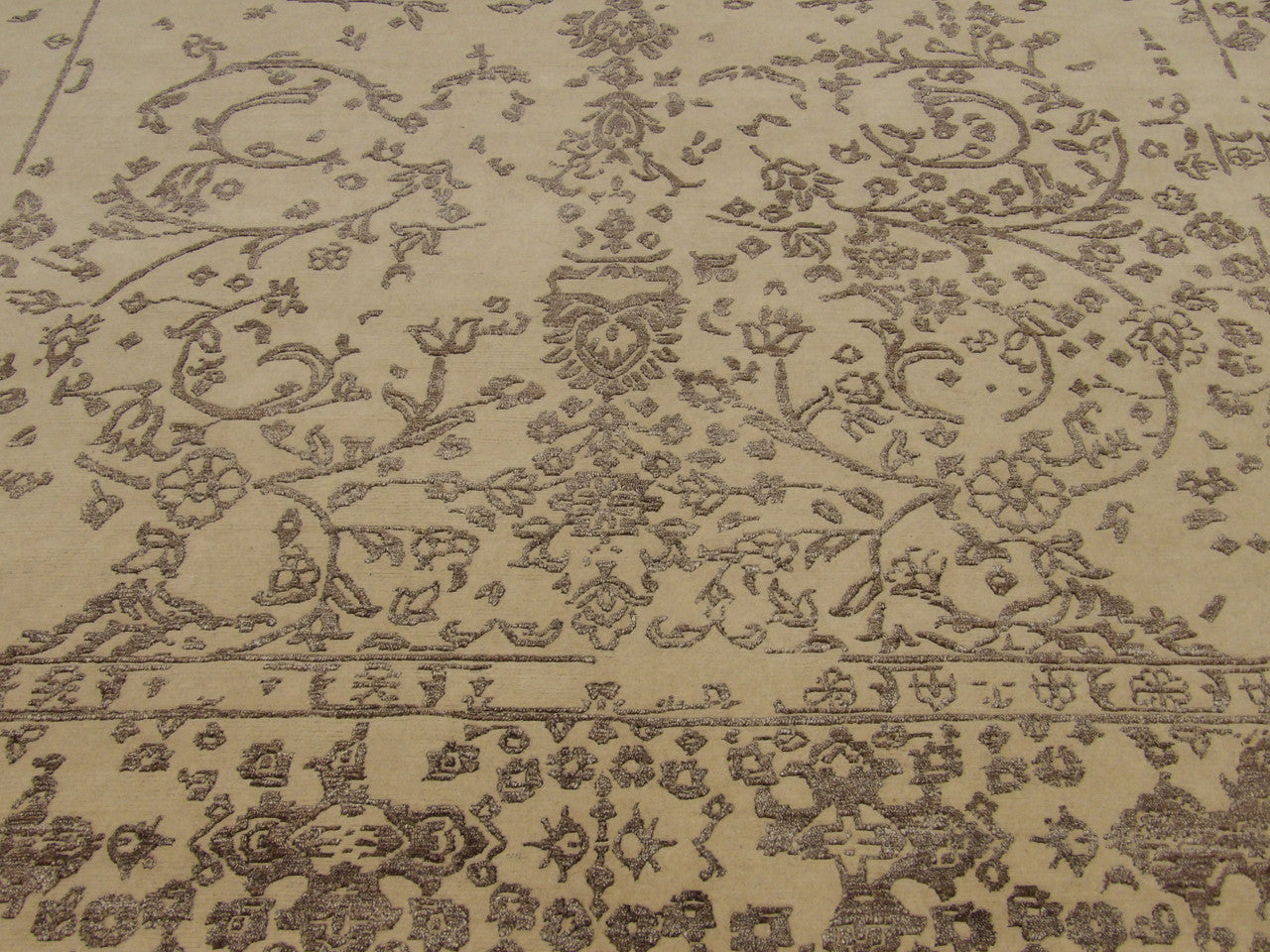 Transitional Broken Design rug border detail