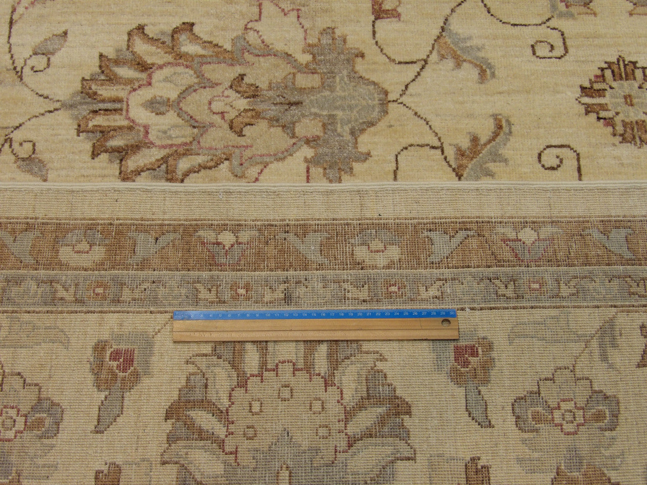 Oushak Chobi Natural Dye pattern detail
