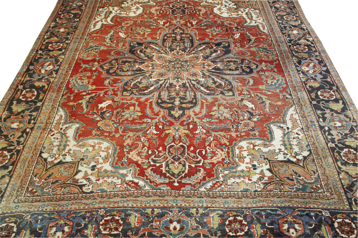 Tribal Antique Heriz Con Dav rug corner detail