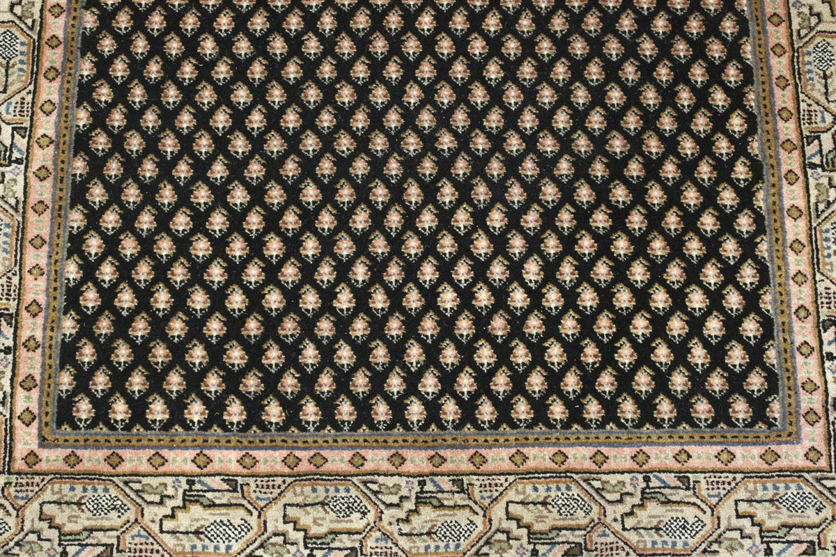 Traditional Indo Bidjar rug border detail