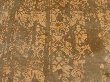 Transitional rug border detail