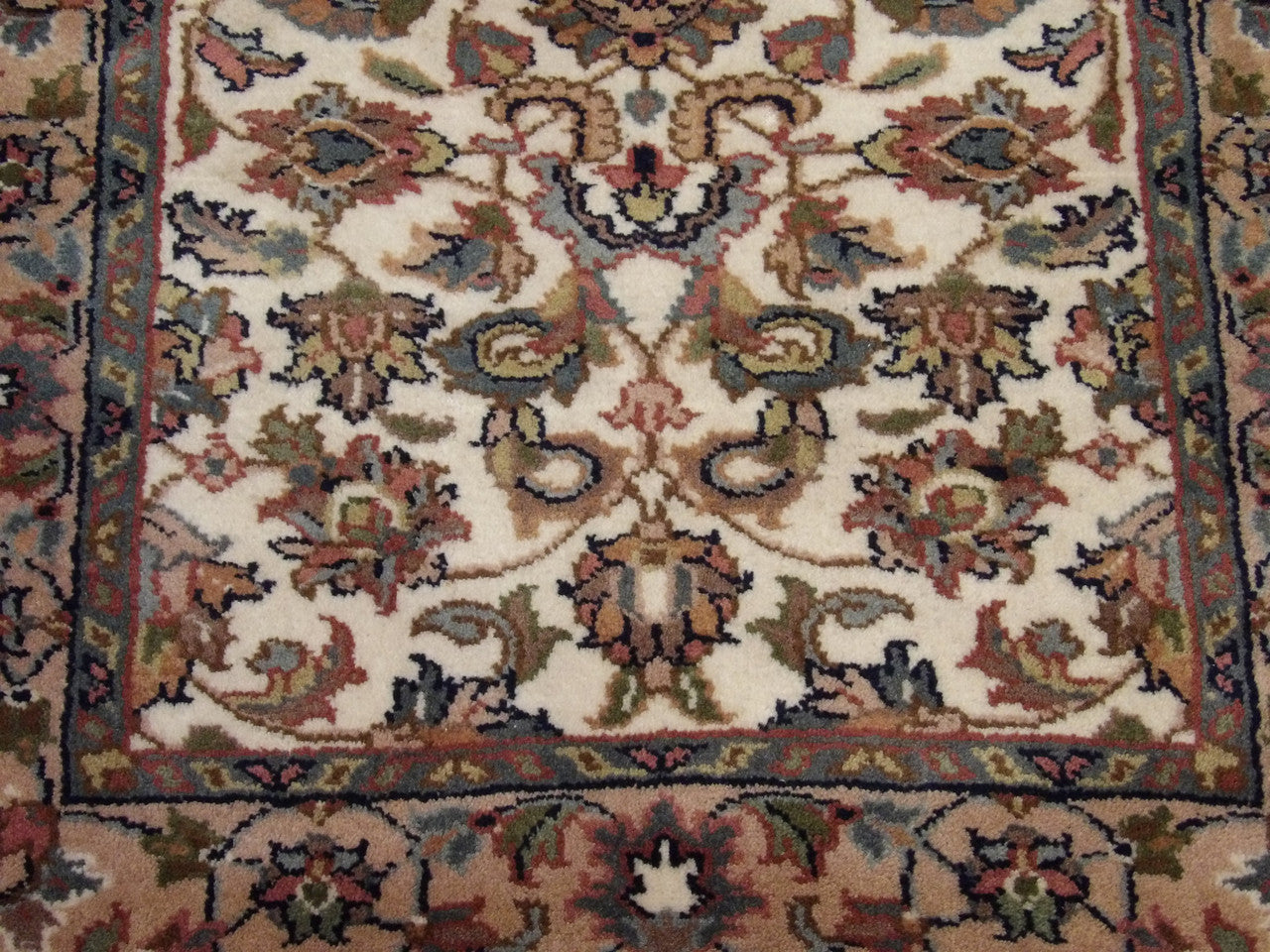 Fine Persian Bidjar rug border detail