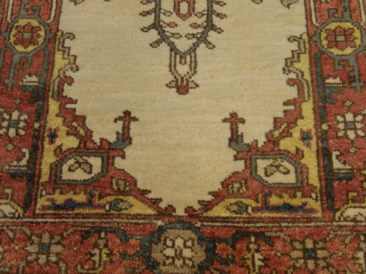 Fine Persian Heriz rug border detail