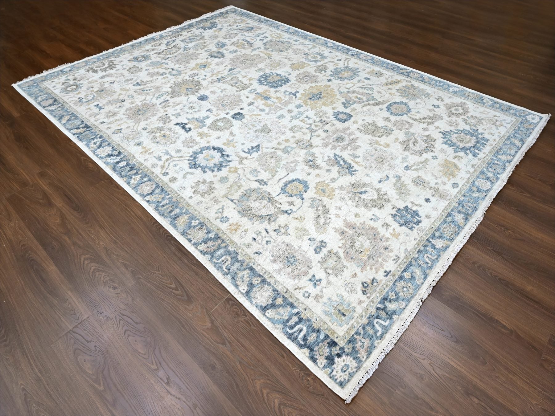 Mahal Oushak hand-knotted wool rug in Ivory & Navy Blue, 8'11" x 12'1" — SKU O010224 (view 3)
