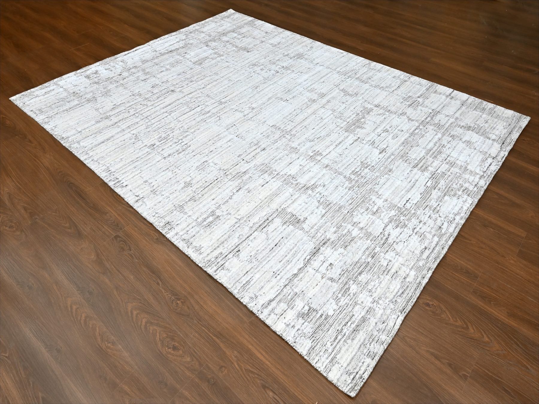 Modern / Contemporary hand-knotted wool/silk rug in Ivory, 7'11" x 10' — SKU O010270 (view 3)