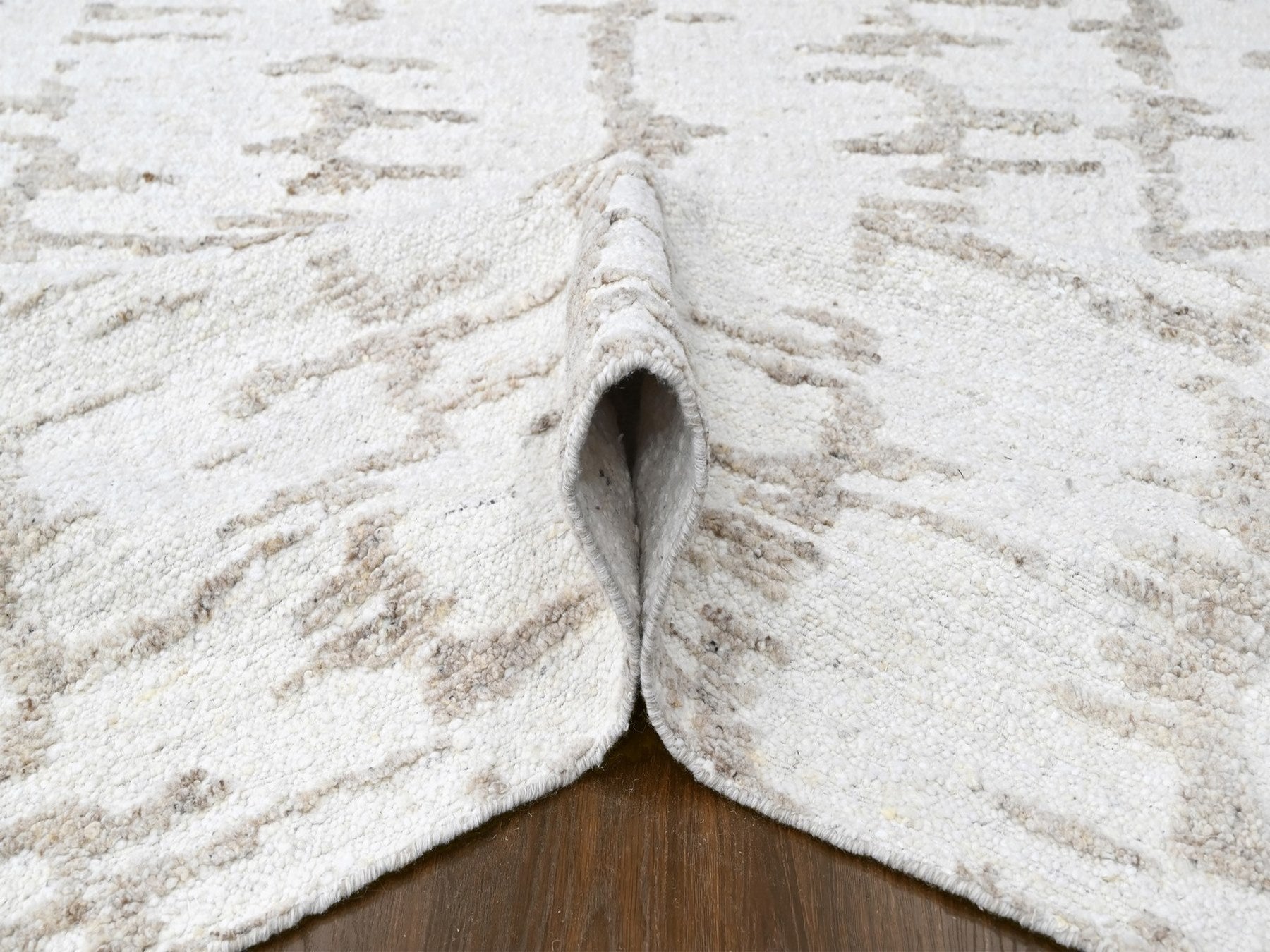 Modern / Contemporary hand-knotted wool rug in Ivory, 9'10" x 13'10" — SKU O010292 (view 5)