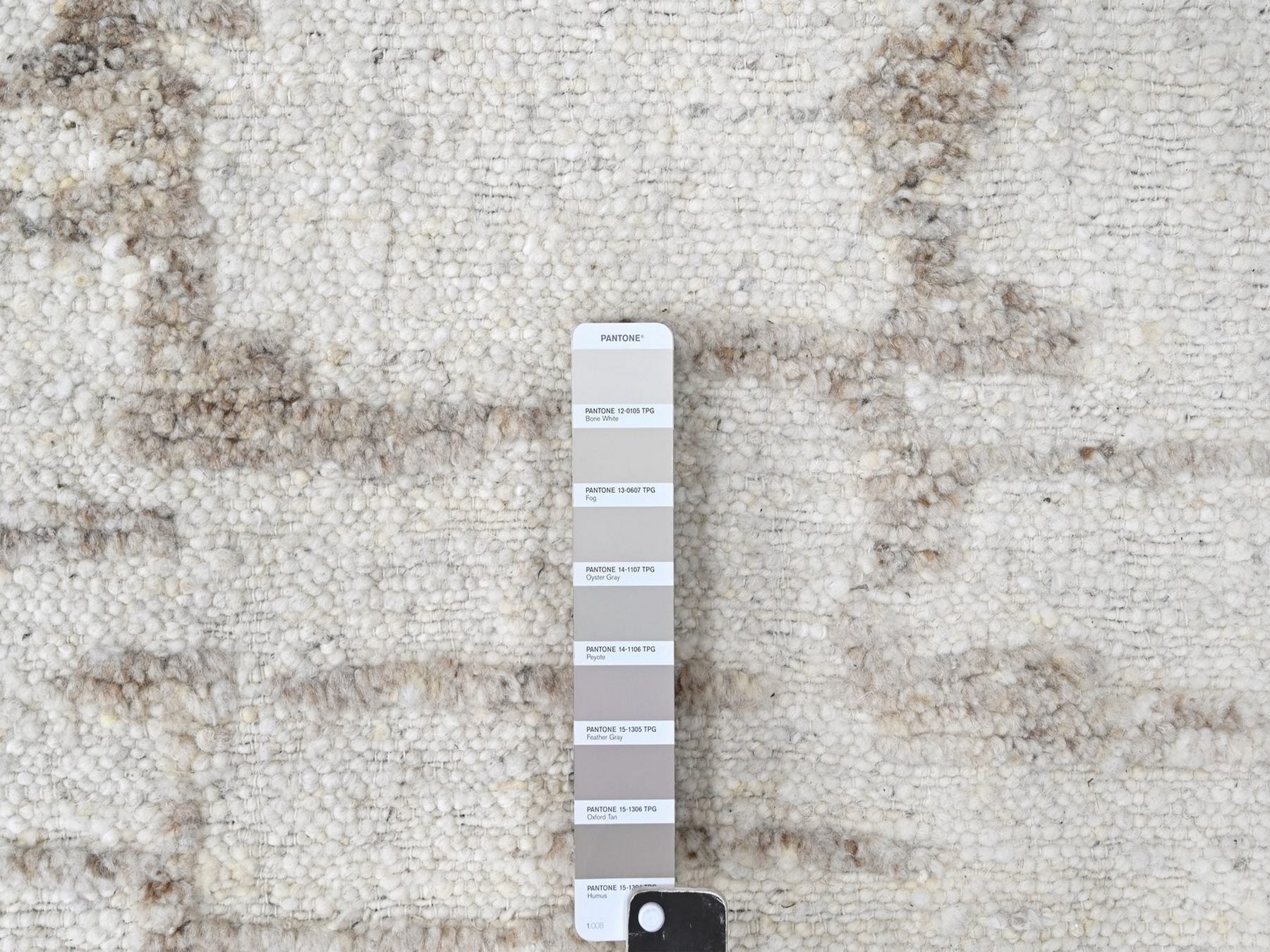 Modern / Contemporary hand-knotted wool rug in Ivory, 9'10" x 13'10" — SKU O010292 (view 7)