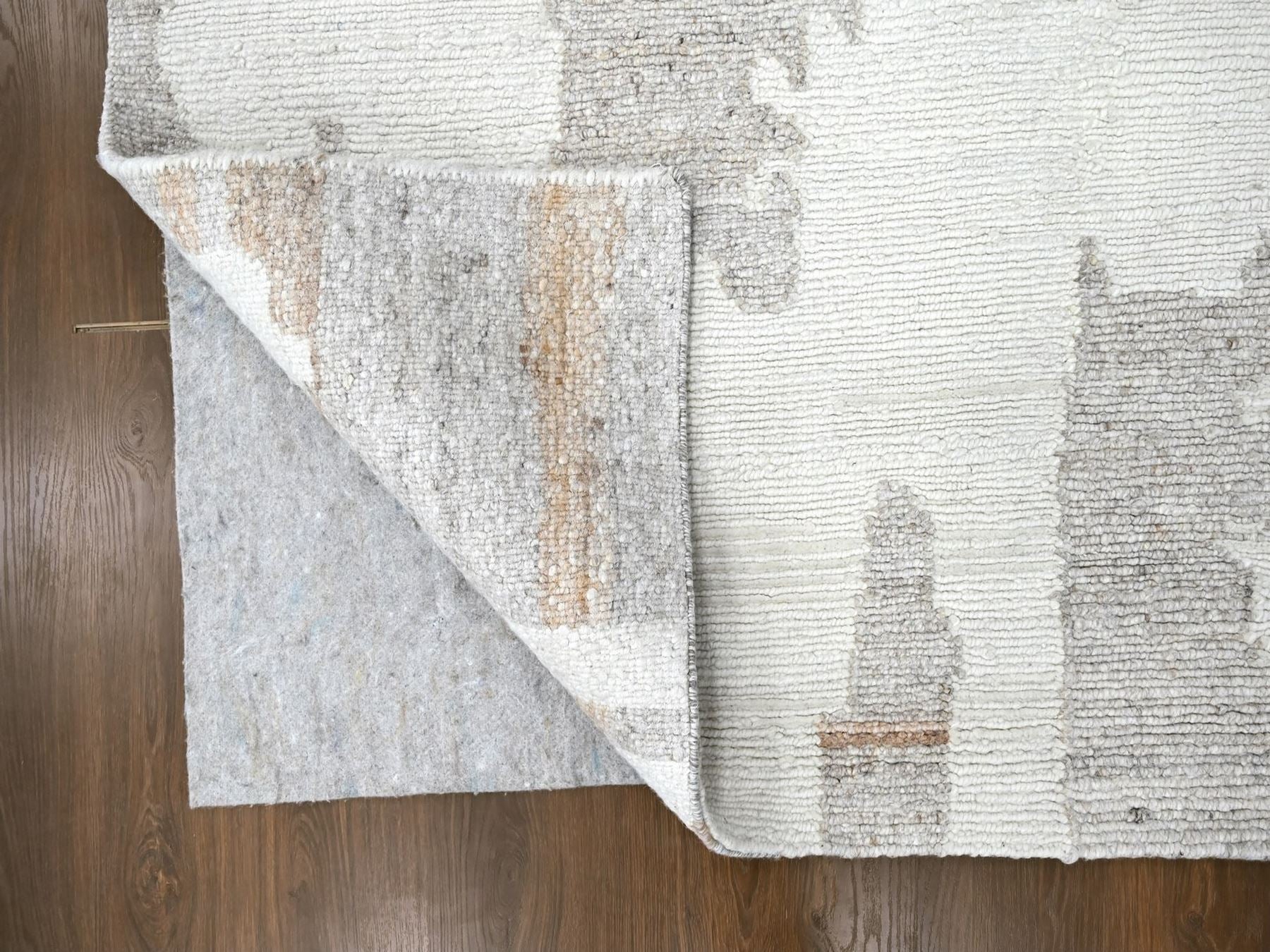 Modern / Contemporary hand-knotted wool rug in Ivory, 9'2" x 12' — SKU O010334 (view 4)