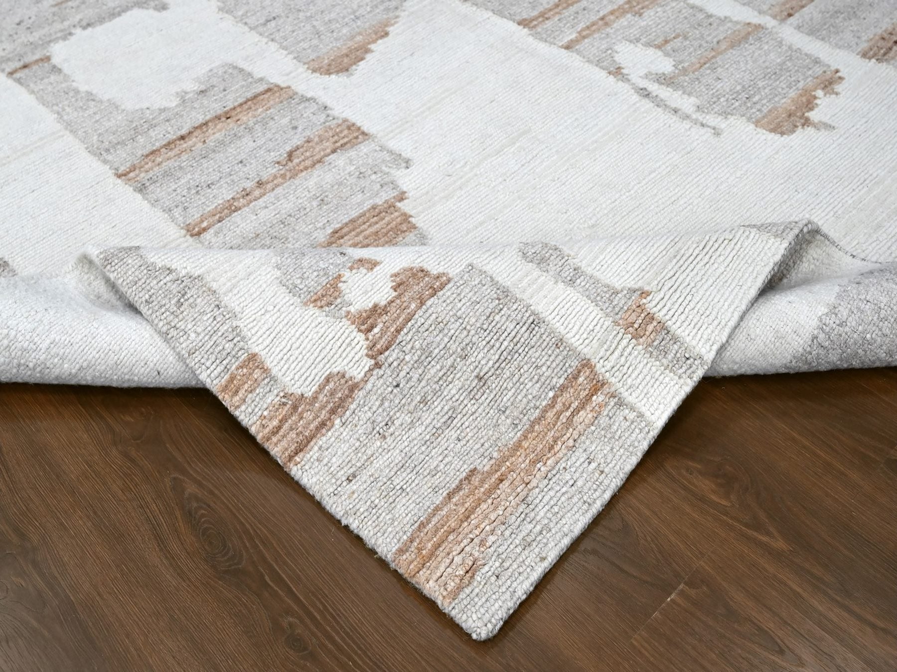 Modern / Contemporary hand-knotted wool rug in Ivory, 9'2" x 12' — SKU O010334 (view 6)