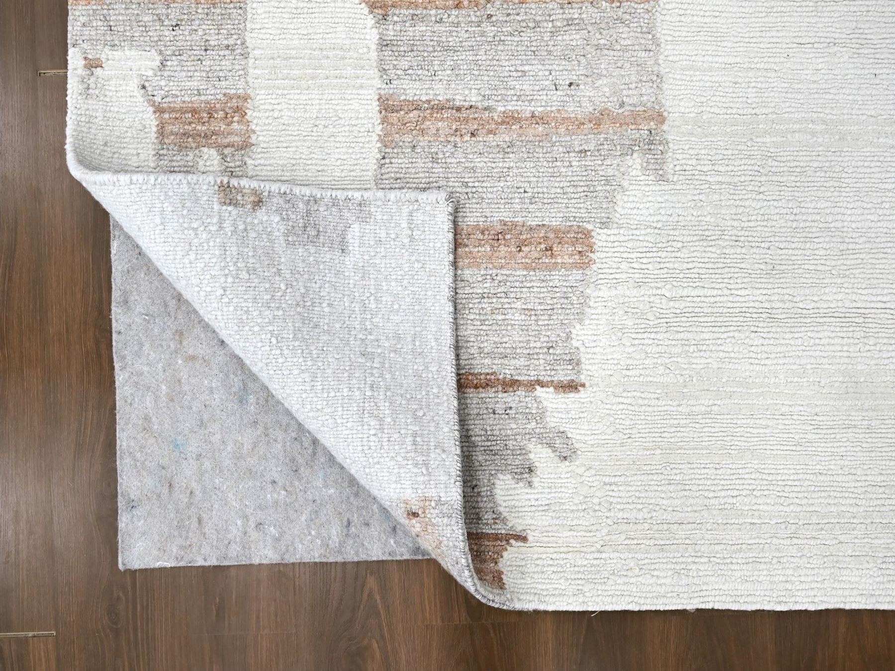 Modern / Contemporary hand-knotted wool rug in Ivory, 8'2" x 10' — SKU O010335 (view 4)