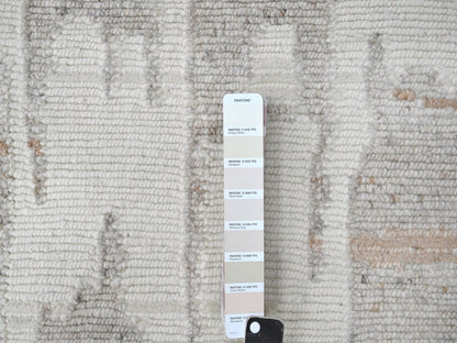 Modern / Contemporary hand-knotted wool rug in Ivory, 2'1" x 2'11" — SKU O010337 (view 3)