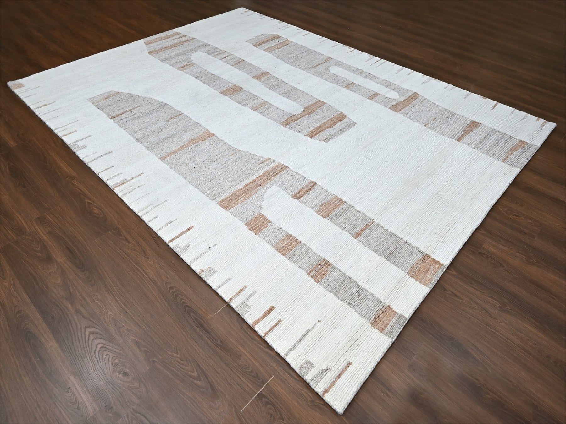 Modern / Contemporary hand-knotted wool rug in Ivory, 9'3" x 12' — SKU O010338 (view 3)