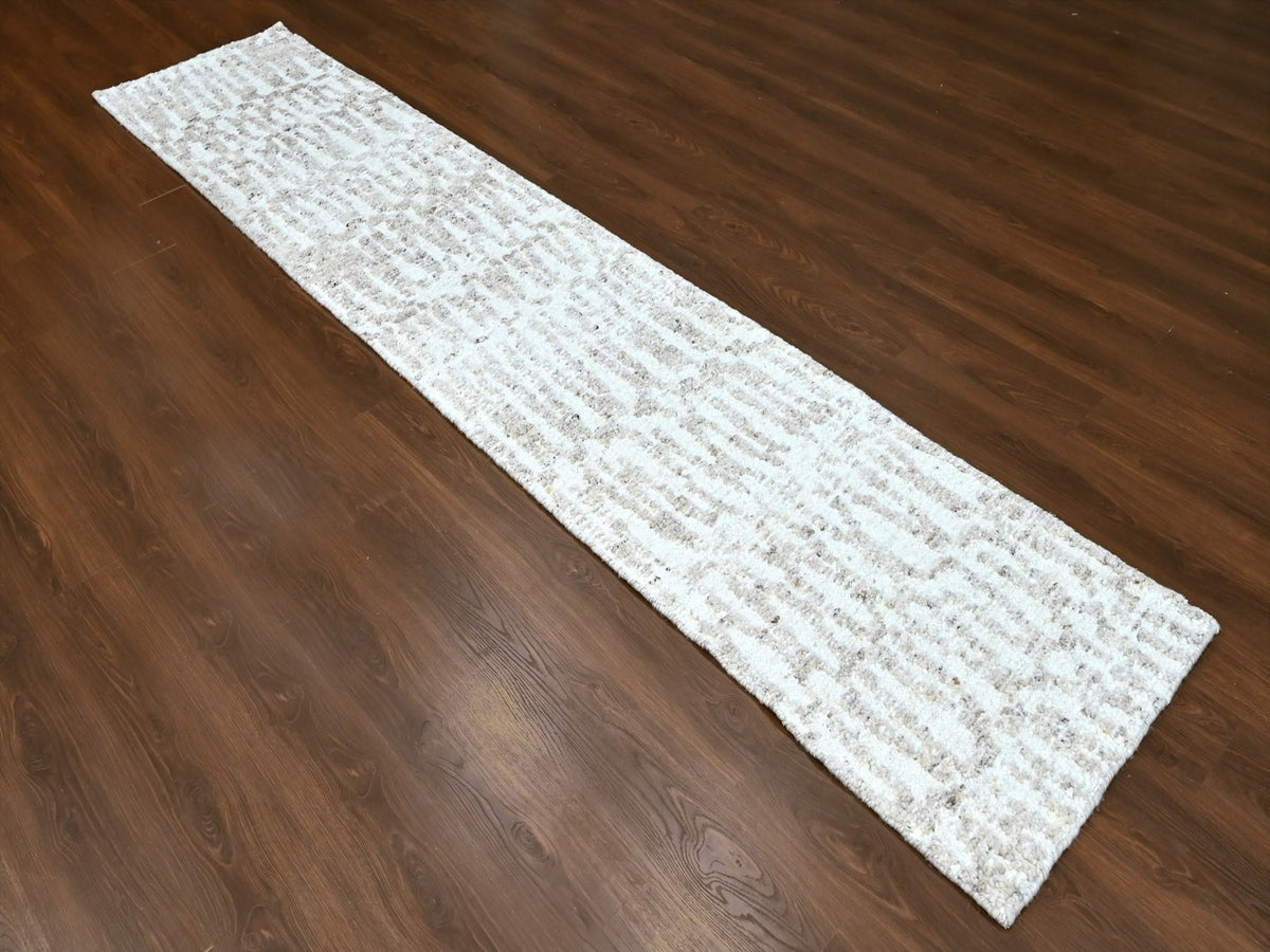 Modern / Contemporary hand-knotted wool runner in Ivory, 2'6" x 11'10" — SKU O010343 (view 2)