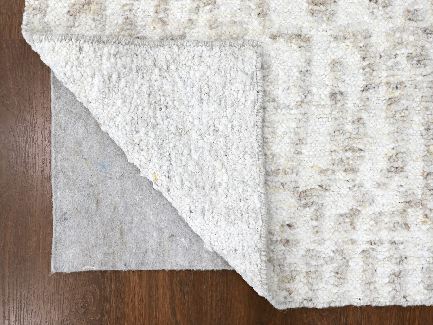 Modern / Contemporary hand-knotted wool runner in Ivory, 2'6" x 11'10" — SKU O010343 (view 3)