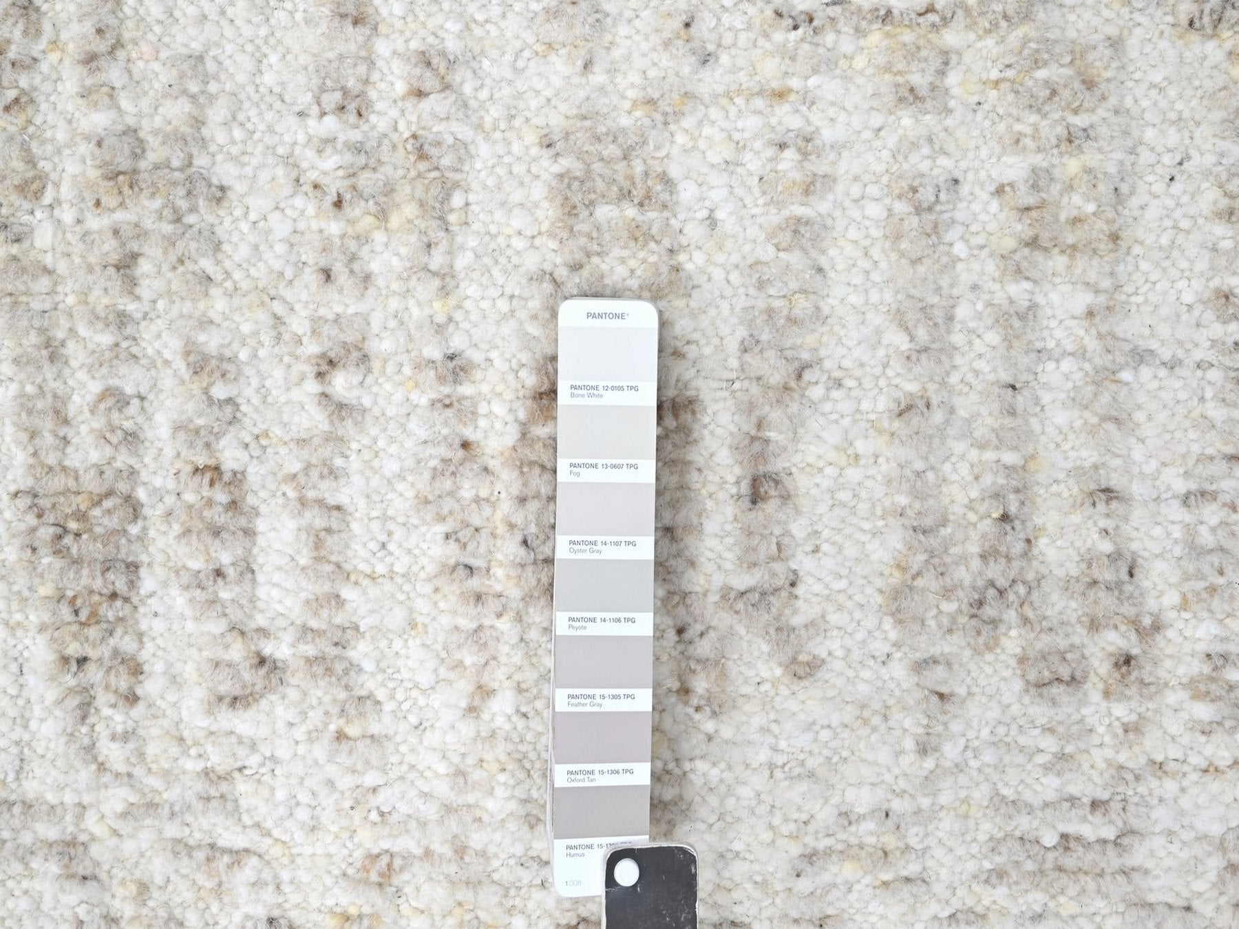 Modern / Contemporary hand-knotted wool runner in Ivory, 2'6" x 11'10" — SKU O010343 (view 4)