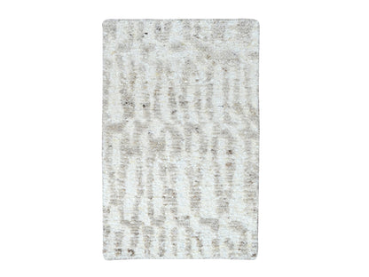 Modern / Contemporary hand-knotted wool rug in Ivory, 1'11" x 2'11" — SKU O010344