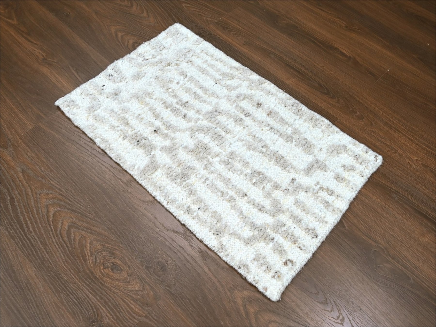 Modern / Contemporary hand-knotted wool rug in Ivory, 1'11" x 2'11" — SKU O010344 (view 2)