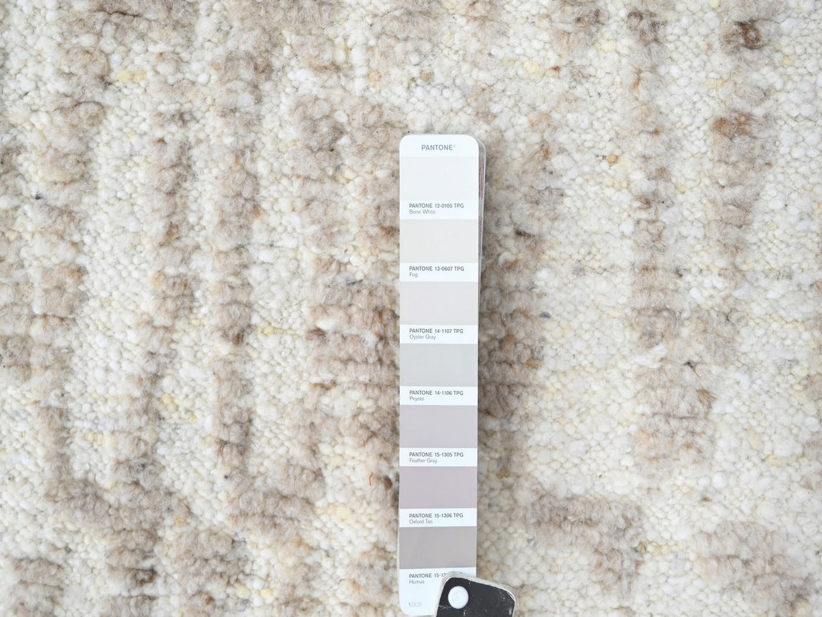 Modern / Contemporary hand-knotted wool rug in Ivory, 1'11" x 2'11" — SKU O010344 (view 3)