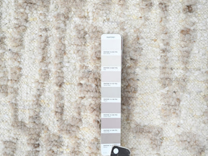 Modern / Contemporary hand-knotted wool rug in Ivory, 1'11" x 2'11" — SKU O010344 (view 3)
