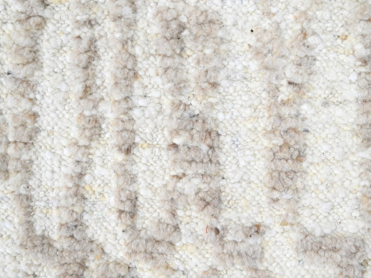 Modern / Contemporary hand-knotted wool rug in Ivory, 1'11" x 2'11" — SKU O010344 (view 4)