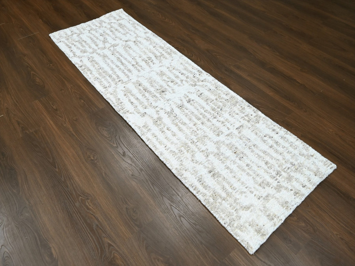 Modern / Contemporary hand-knotted wool runner in Ivory, 2'6" x 7'9" — SKU O010345 (view 2)