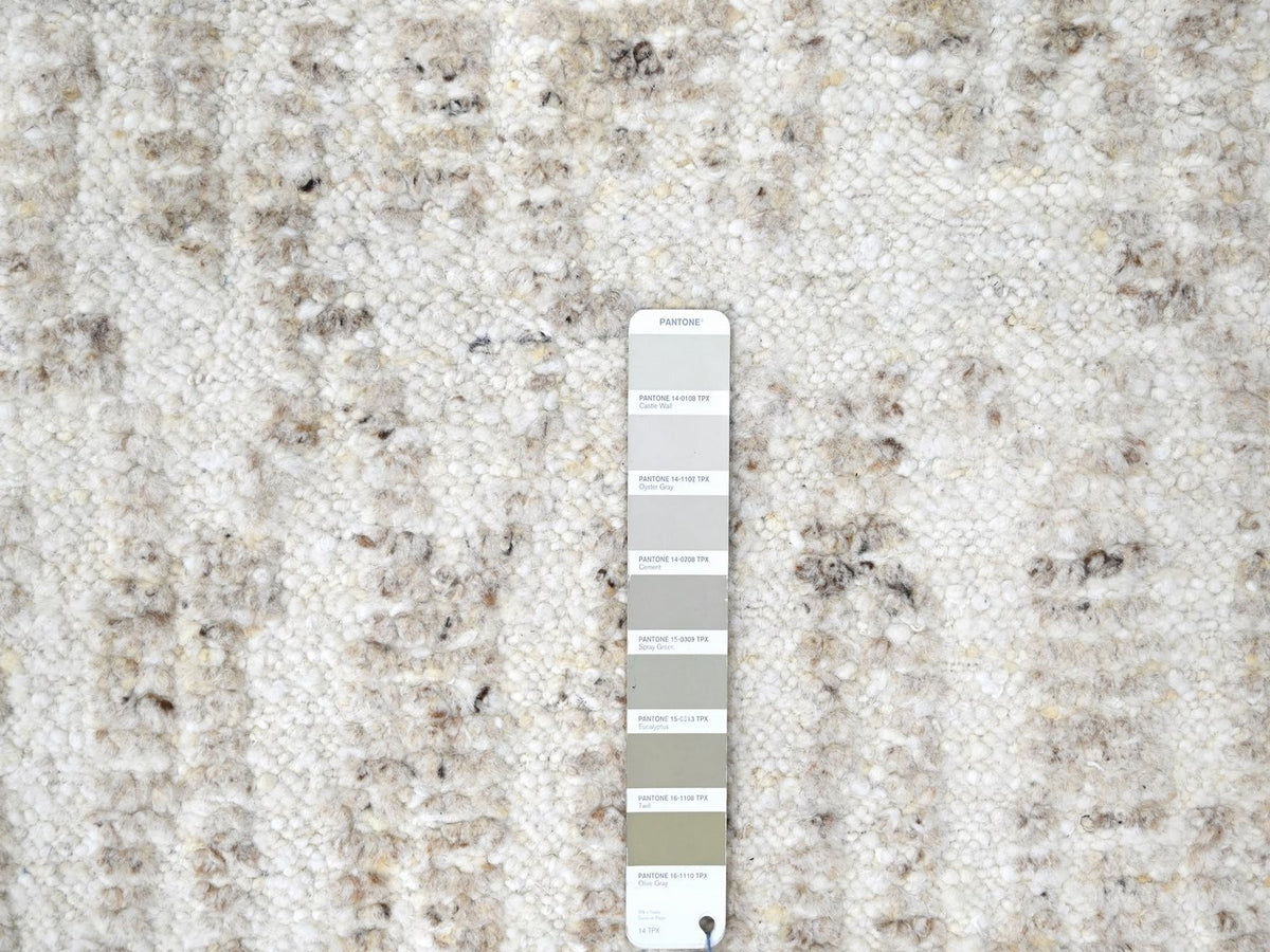 Modern / Contemporary hand-knotted wool runner in Ivory, 2'6" x 7'9" — SKU O010345 (view 4)