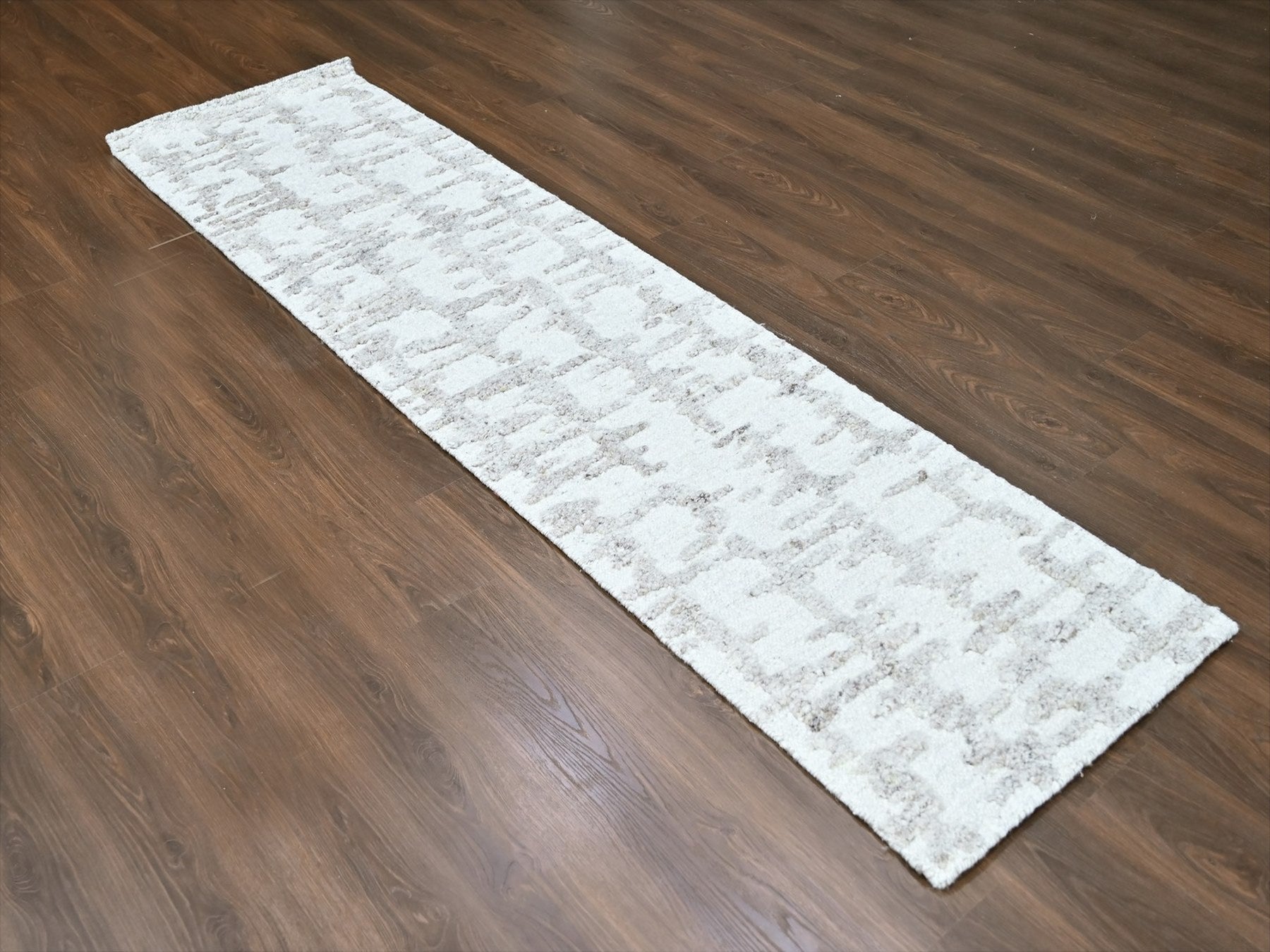 Modern / Contemporary hand-knotted wool runner in Ivory, 2'7" x 9'10" — SKU O010354 (view 2)
