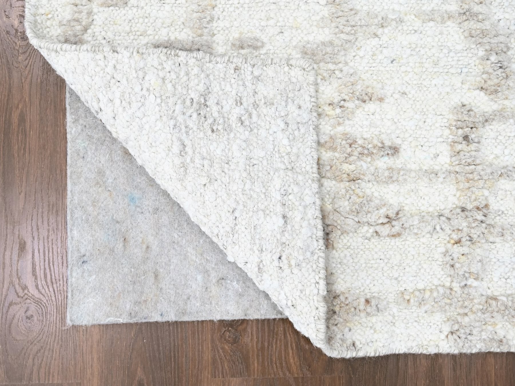 Modern / Contemporary hand-knotted wool runner in Ivory, 2'7" x 9'10" — SKU O010354 (view 3)