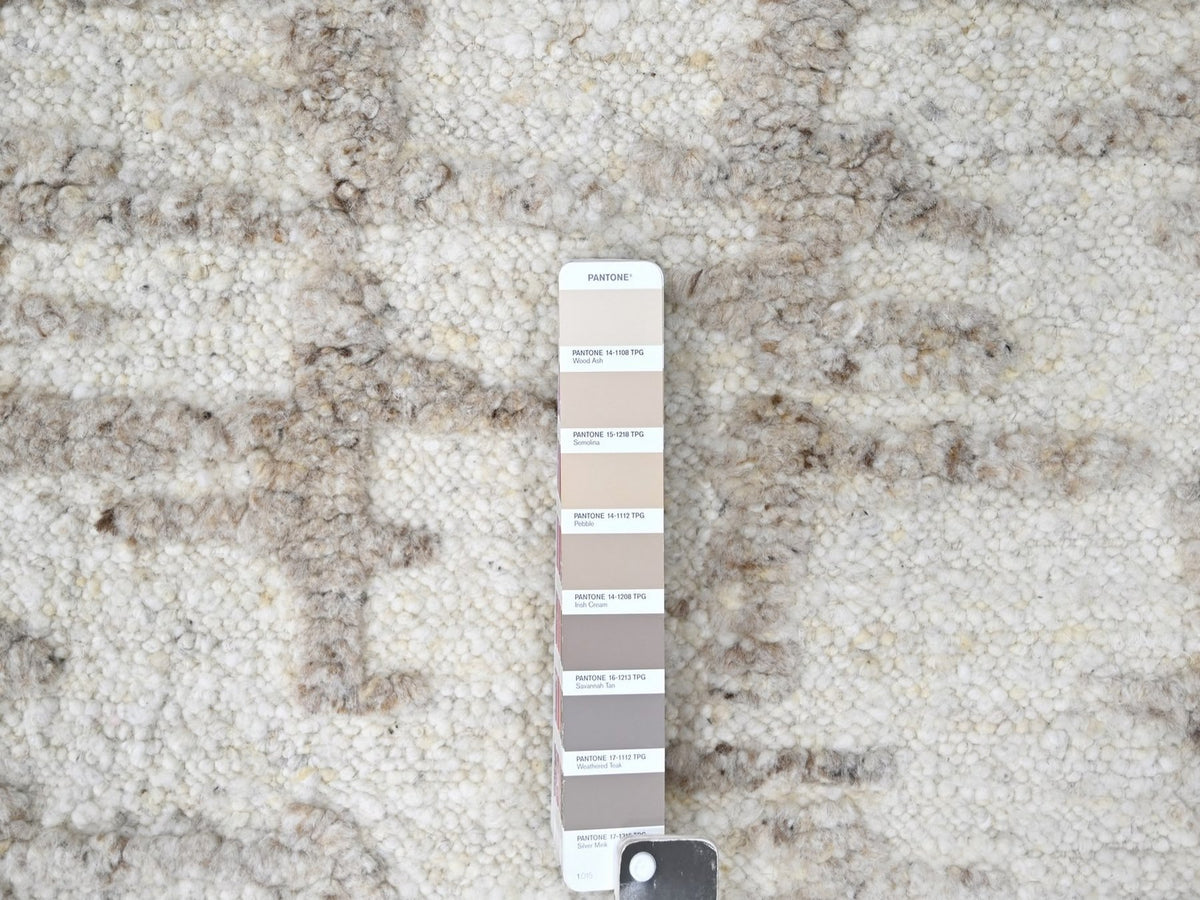 Modern / Contemporary hand-knotted wool runner in Ivory, 2'7" x 9'10" — SKU O010354 (view 4)