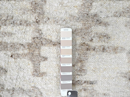 Modern / Contemporary hand-knotted wool runner in Ivory, 2'7" x 9'10" — SKU O010354 (view 4)