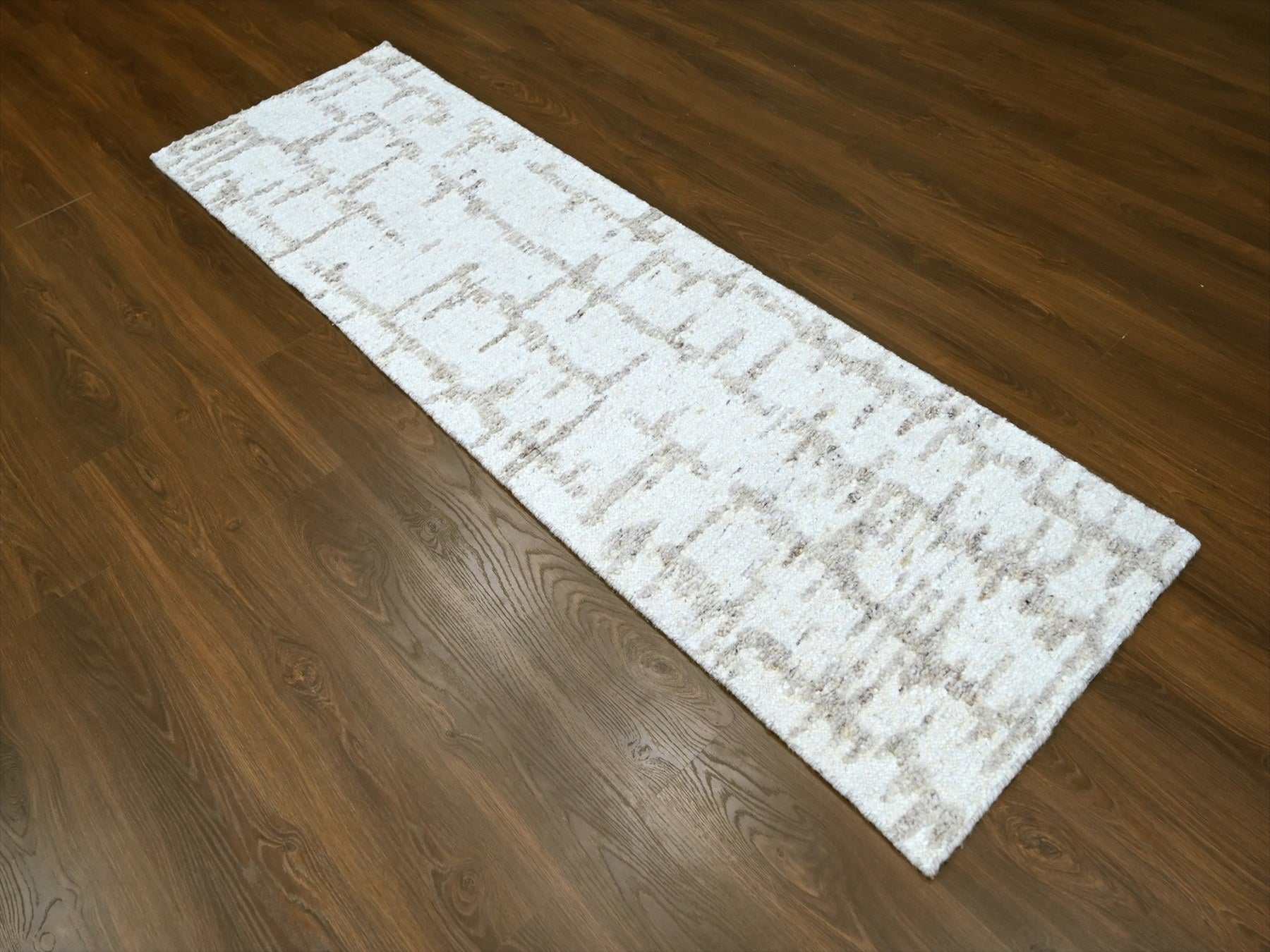 Modern / Contemporary hand-knotted wool runner in Ivory, 2'6" x 8' — SKU O010357 (view 2)