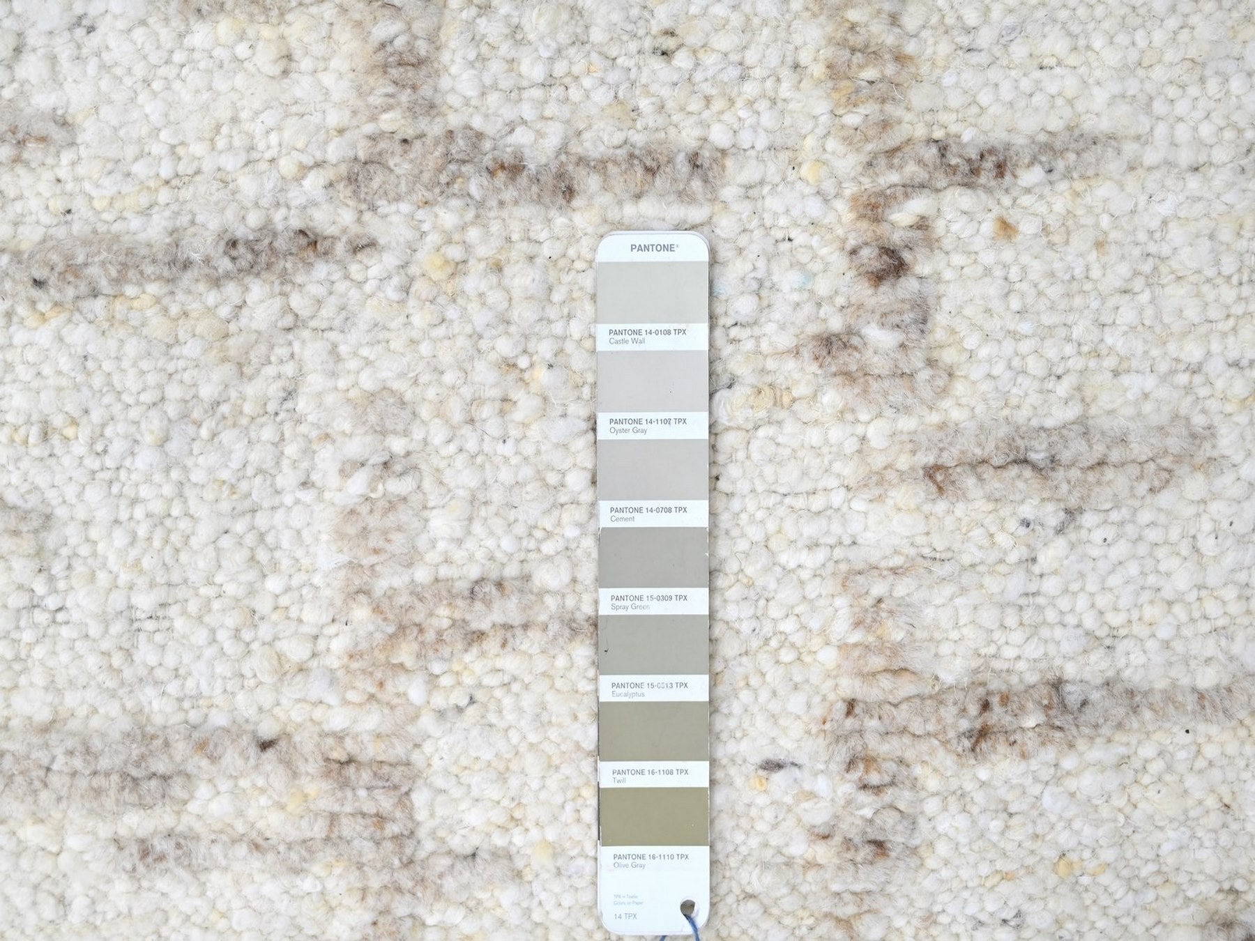 Modern / Contemporary hand-knotted wool runner in Ivory, 2'6" x 8' — SKU O010357 (view 4)