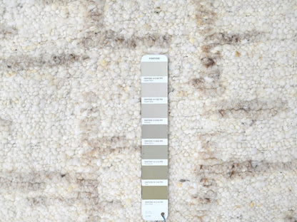 Modern / Contemporary hand-knotted wool runner in Ivory, 2'6" x 8' — SKU O010357 (view 4)