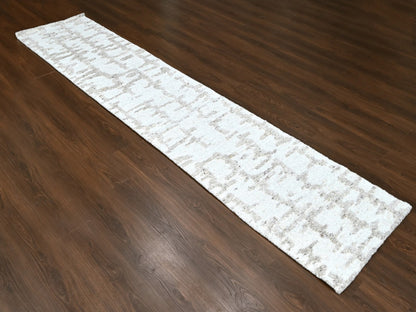 Modern / Contemporary hand-knotted wool runner in Ivory, 2'6" x 11'10" — SKU O010358 (view 2)