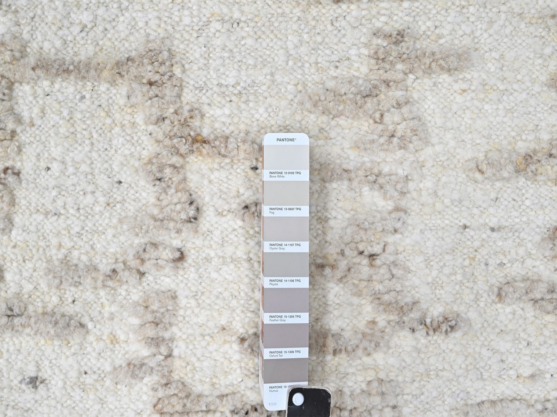 Modern / Contemporary hand-knotted wool runner in Ivory, 2'6" x 11'10" — SKU O010358 (view 4)