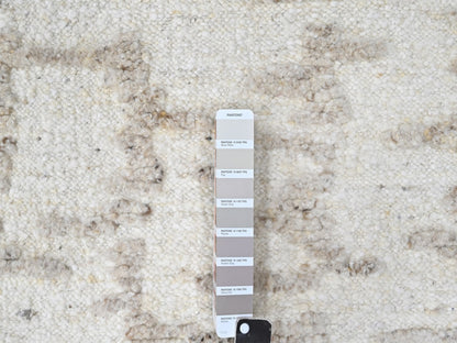 Modern / Contemporary hand-knotted wool runner in Ivory, 2'6" x 11'10" — SKU O010358 (view 4)