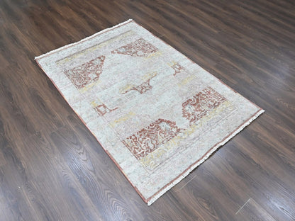 Mahal Oushak hand-knotted wool rug in Ivory, 4'11" x 7'1" — SKU O010422 (view 2)