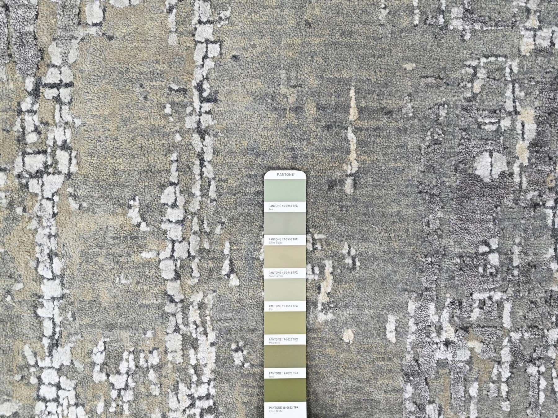 Modern / Contemporary hand-knotted wool/silk rug in Gray, 8' x 9'9" — SKU O010439 (view 7)