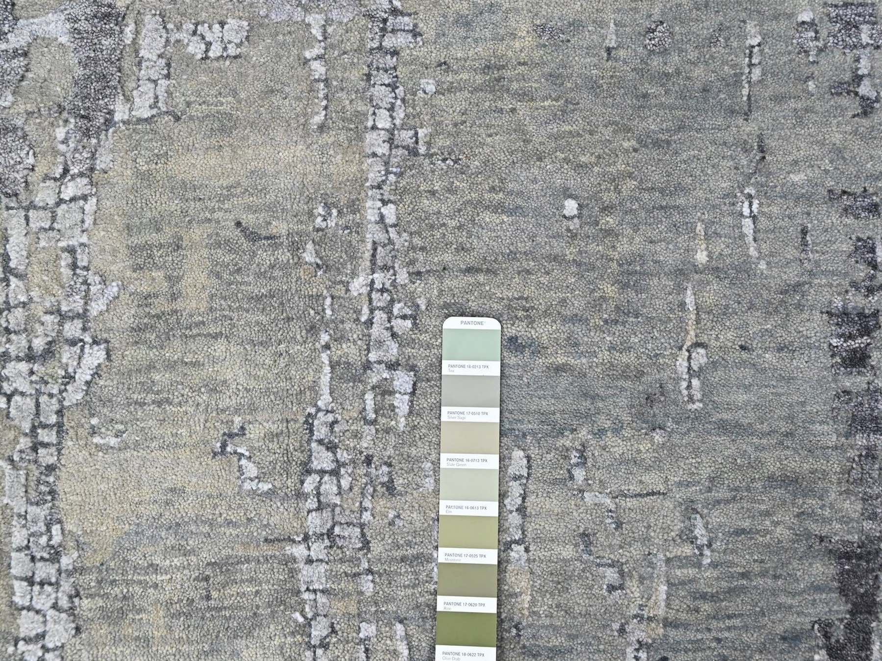 Modern / Contemporary hand-knotted wool/silk rug in Gray, 11'10" x 14'9" — SKU O010440 (view 7)