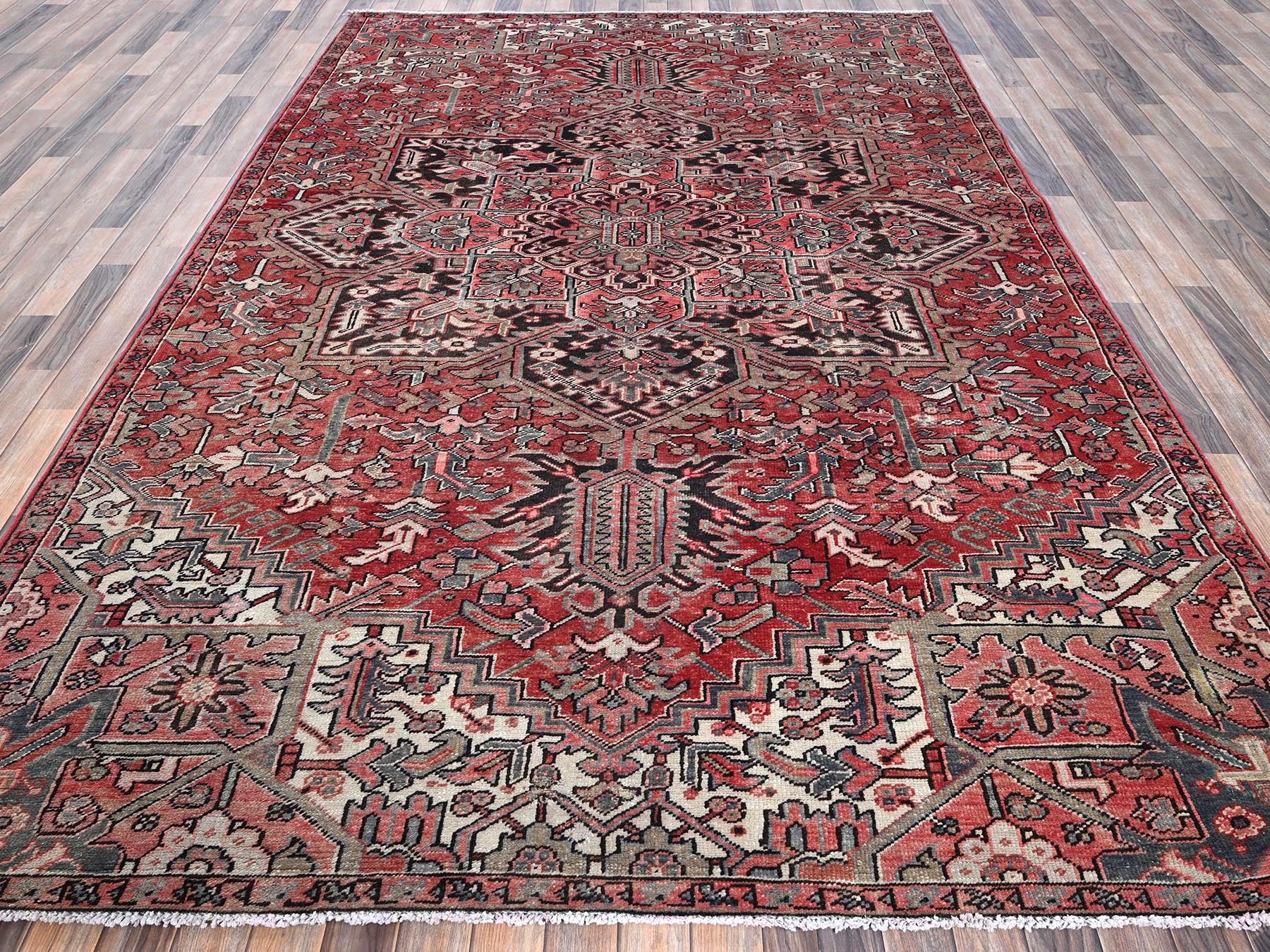 Heriz Heriz hand-knotted wool rug in Red, 7'6" x 10'7" — SKU O01249 (view 2)