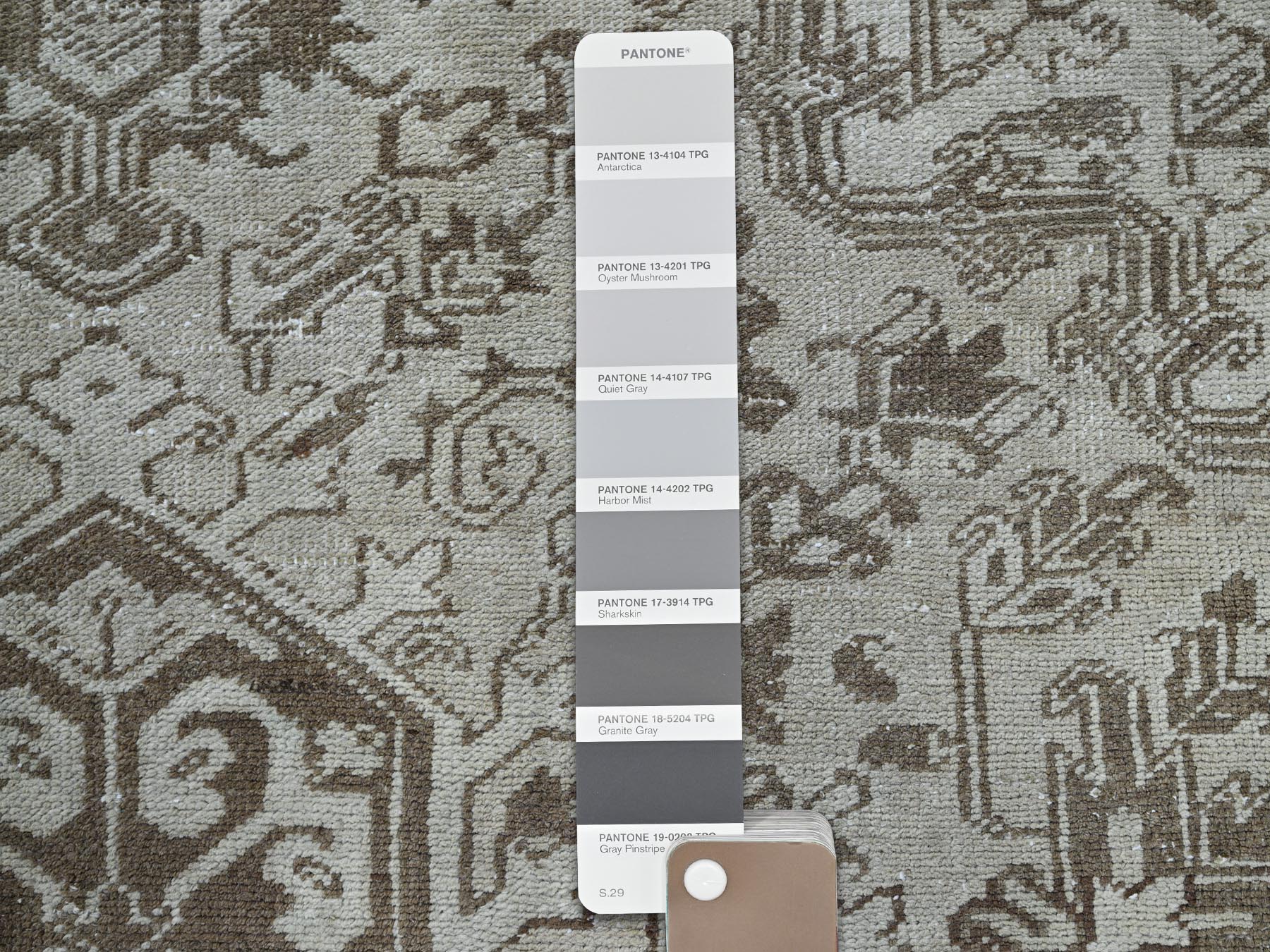 Heriz Heriz hand-knotted wool rug in Gray & Brown, 7'6" x 10'4" — SKU O01337 (view 7)